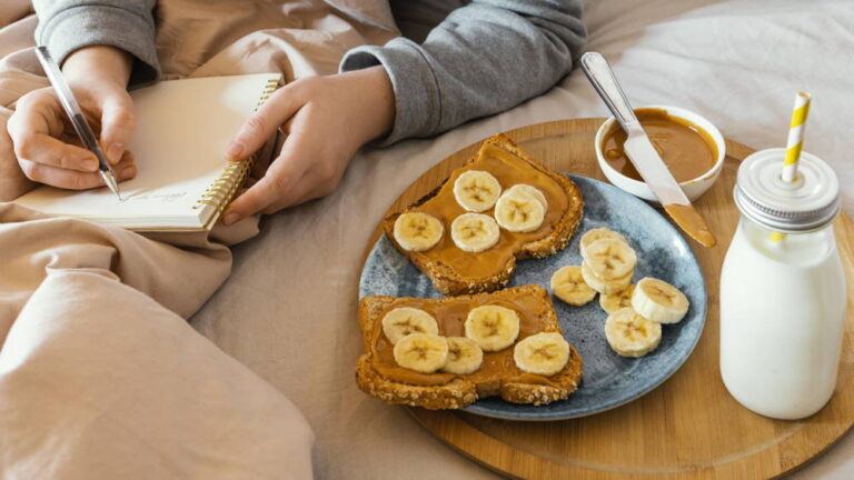 Sniadanie z masłem orzechowym bananami i koktajlem